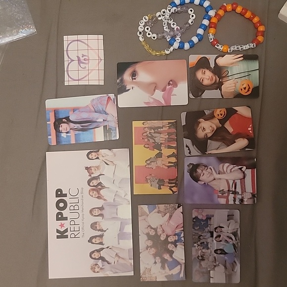 Twice (kpop) mini album with poster + baseball cap bundle with freebies photos - Picture 5 of 8